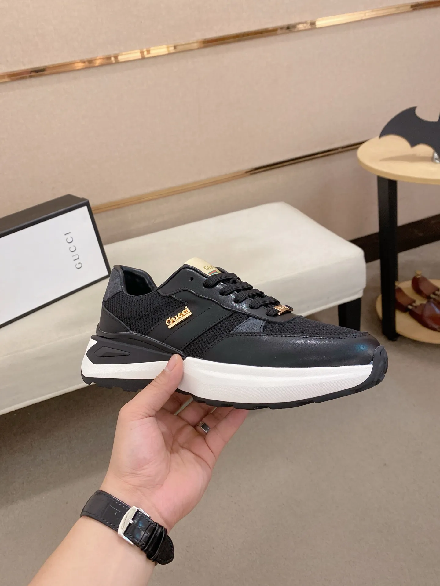 Men's shoes 💰 462💰The new GUCCI (Gucci) counters are launched simultaneously. The new men's shoes, 😘fabrics are selected from imported cowhide, and the lining is sheepskin lining. 👍🏿 High-end ☄️ air-cushion molded anti-slip rubber outsole, exquisite lines, simple and elegant, comfortable and high-end for leisure travel. Code number: 38 to 44 (45 can be customized and cannot be returned or exchanged)